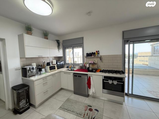 דירה, עוזי חיטמן, משכנות האומנים, קרית מוצקין