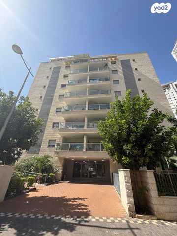 דירה, עוזי חיטמן, משכנות האומנים, קרית מוצקין