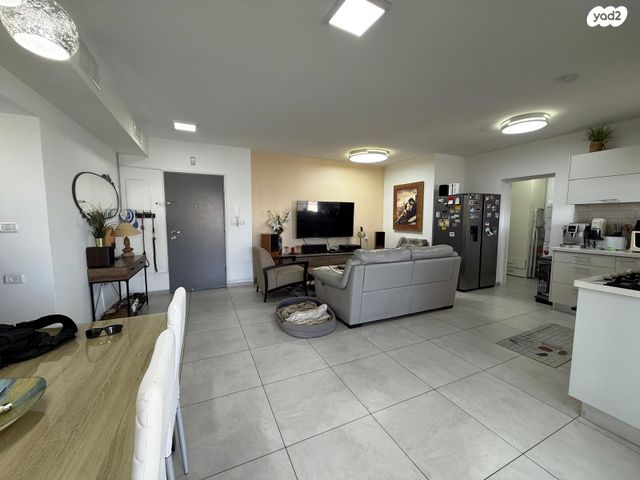 גג/ פנטהאוז, עוזי חיטמן, משכנות האומנים, קרית מוצקין