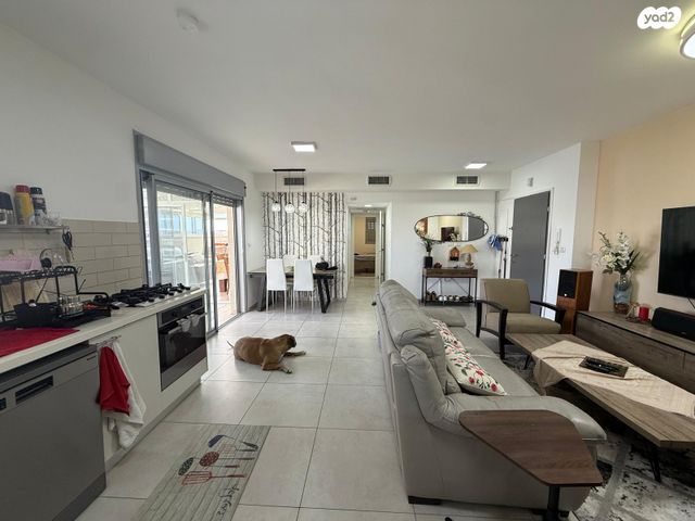 גג/ פנטהאוז, עוזי חיטמן, משכנות האומנים, קרית מוצקין