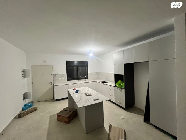 דירת גן, עץ המשאלות, אדמית / יערית, שלומי