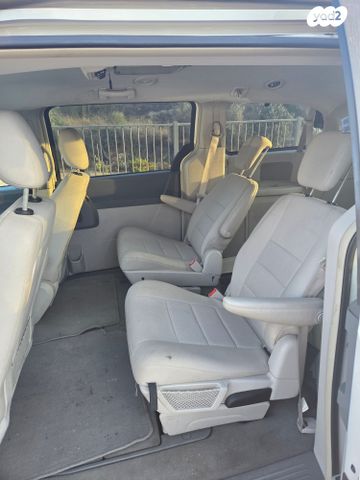 מודעת רכב קרייזלר גראנד וויאג'ר