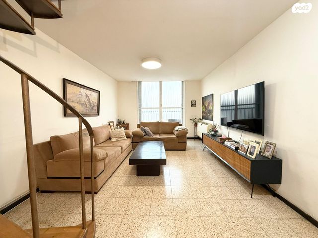 עליית הנוער 16