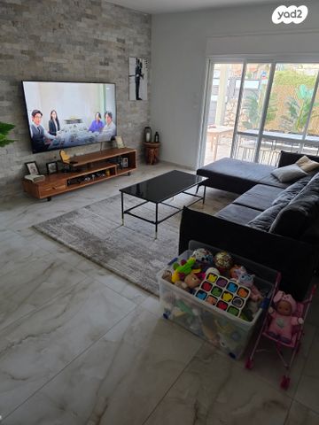 דו משפחתי, יסמין 1, מורד ההר, שלומי