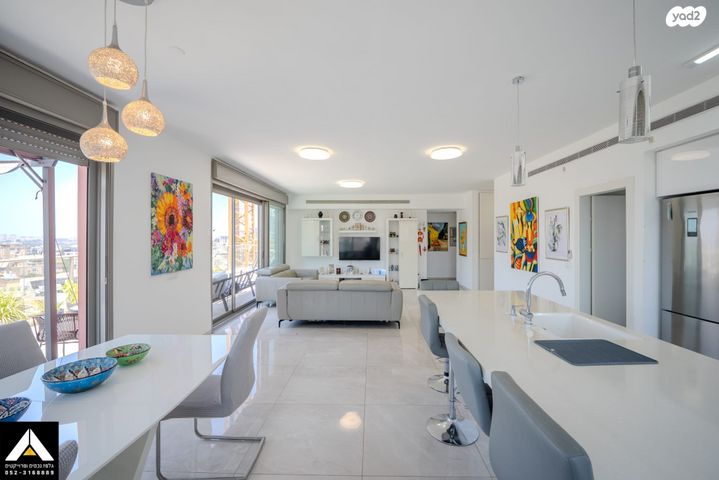 גג/ פנטהאוז, סירקין 28, פועלי הרכבת, גבעתיים