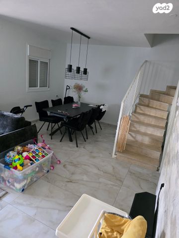 דו משפחתי, יסמין 1, מורד ההר, שלומי