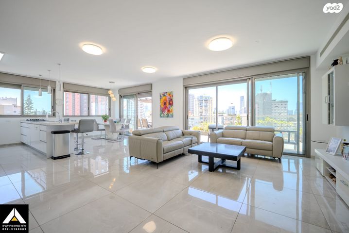 גג/ פנטהאוז, סירקין 28, פועלי הרכבת, גבעתיים