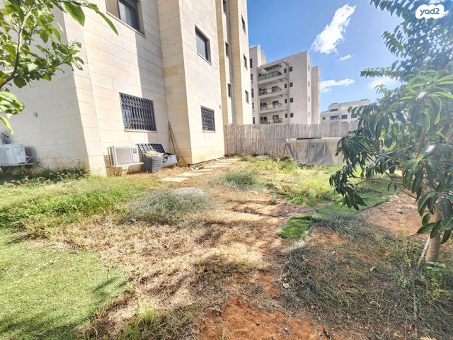 דירת גן, אבני חן, חריש