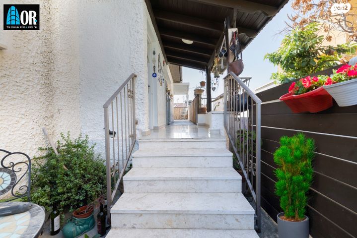 דו משפחתי, יורדי הסירה, שאר העיר, קרית עקרון