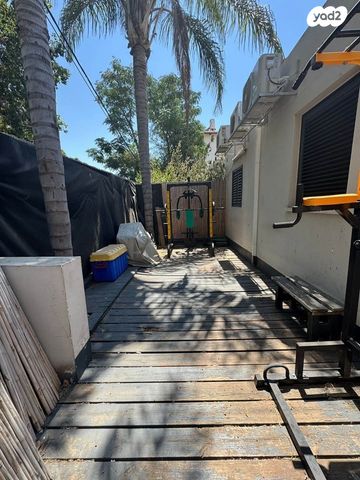 דירת גן, שרה אהרונסון, אזור הבילויים, רמת גן