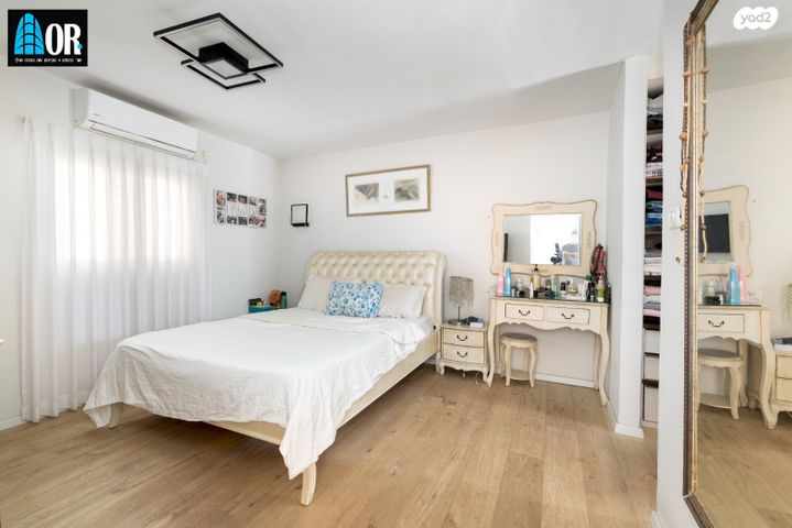 דו משפחתי, יורדי הסירה, שאר העיר, קרית עקרון