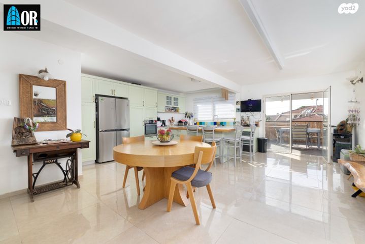 דו משפחתי, יורדי הסירה, שאר העיר, קרית עקרון