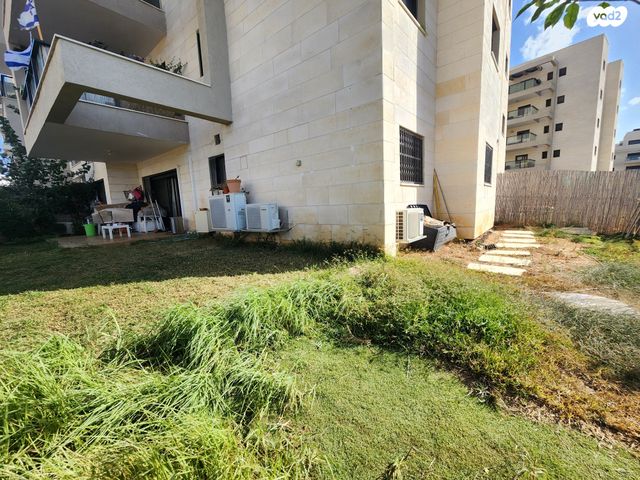 דירת גן, אבני חן, חריש