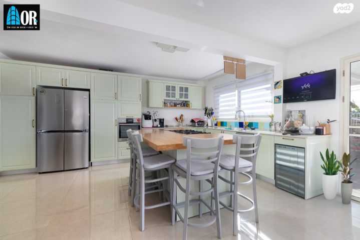 דו משפחתי, יורדי הסירה, שאר העיר, קרית עקרון