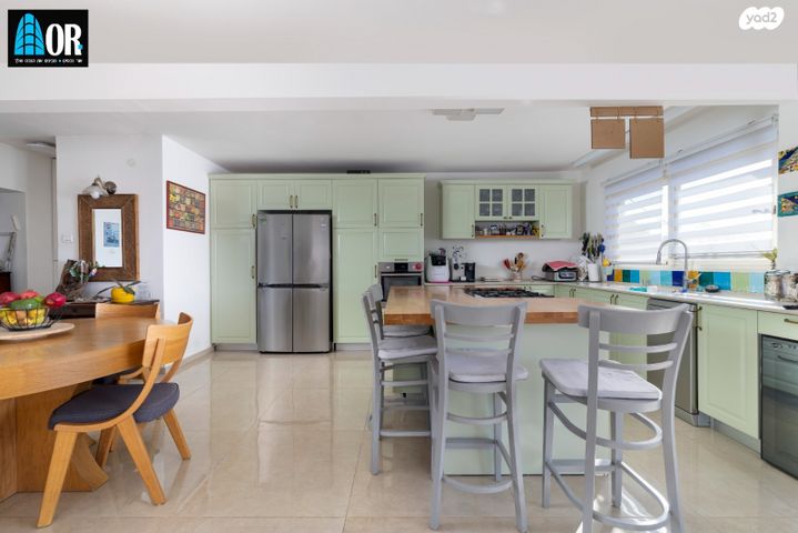 דו משפחתי, יורדי הסירה, שאר העיר, קרית עקרון