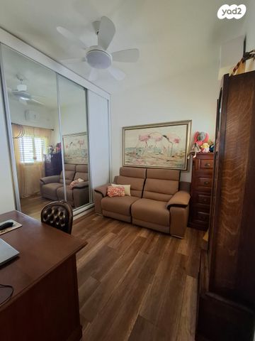 גג/ פנטהאוז, אהבת אדם, שרונה, כפר יונה