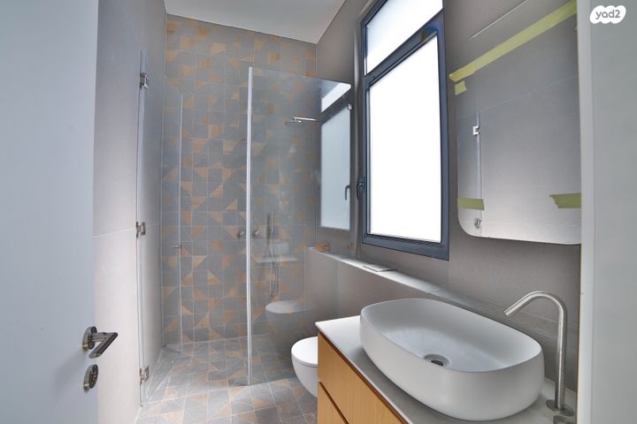 גג/ פנטהאוז, יהודית 1, חרוזים, רמת גן