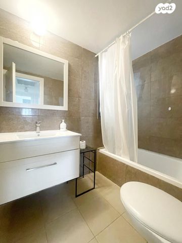 דירה, משה פריד, חצרות המושבה, רחובות