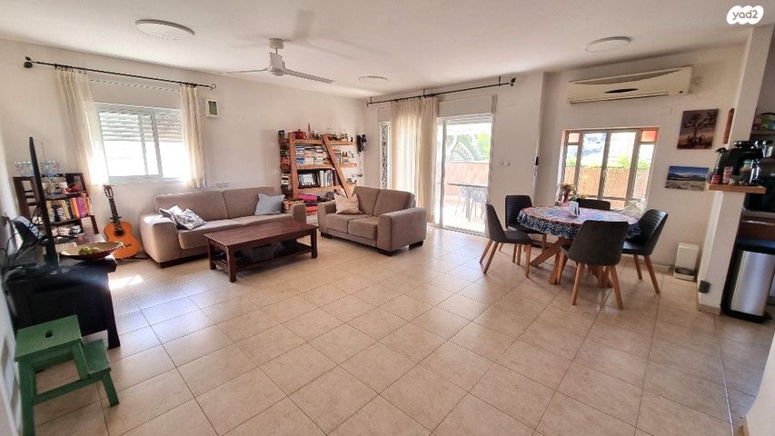 דו משפחתי, גבעת אלונים, יקנעם עילית