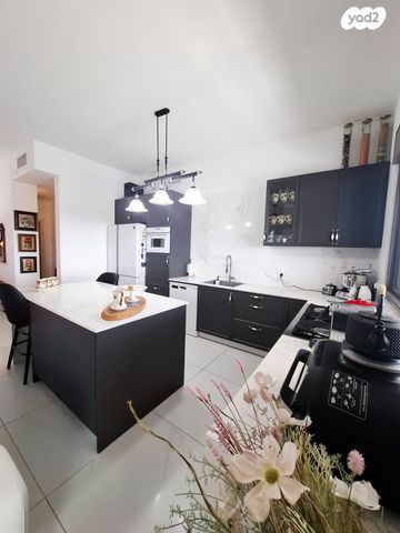 גג/ פנטהאוז, אהבת אדם, שרונה, כפר יונה