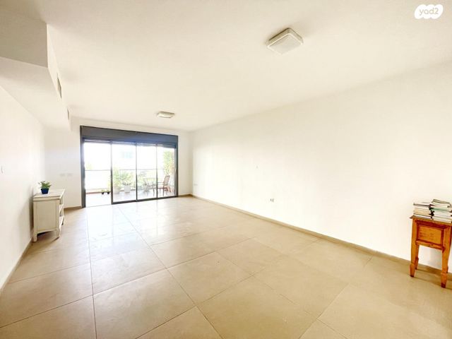 דירה, משה פריד, חצרות המושבה, רחובות