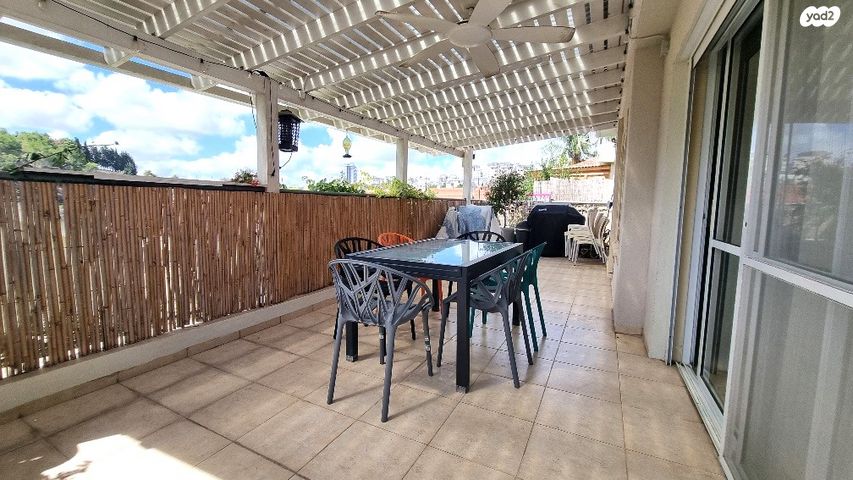 דו משפחתי, גבעת אלונים, יקנעם עילית