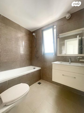 דירה, משה פריד, חצרות המושבה, רחובות