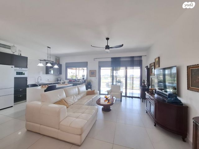 גג/ פנטהאוז, אהבת אדם, שרונה, כפר יונה