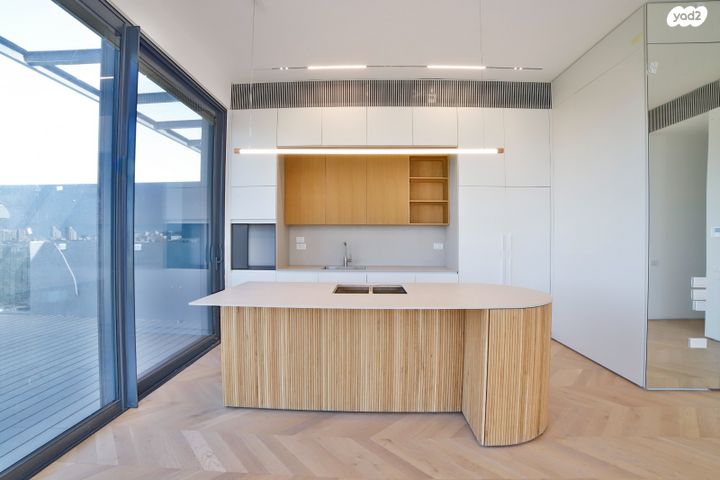 גג/ פנטהאוז, יהודית 1, חרוזים, רמת גן