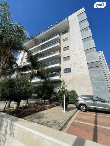 דירה, משה פריד, חצרות המושבה, רחובות