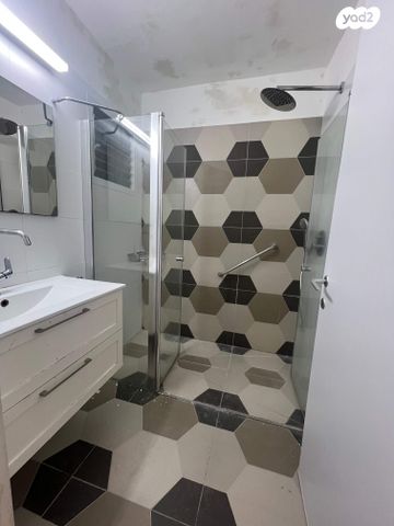 דירה, אדמונד פלג, חיפה