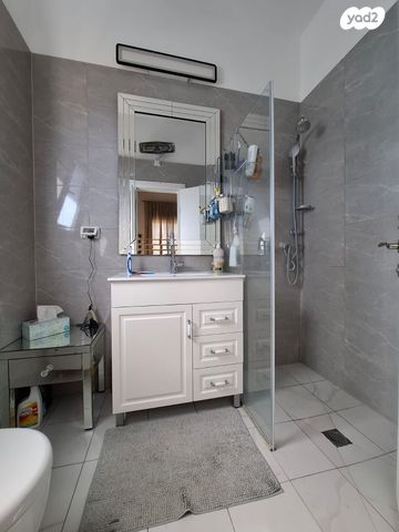 גג/ פנטהאוז, אהבת אדם, שרונה, כפר יונה