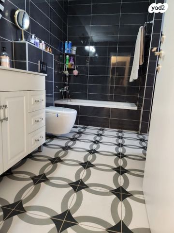 גג/ פנטהאוז, אהבת אדם, שרונה, כפר יונה