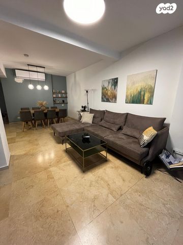 דירת גן, שרה אהרונסון, אזור הבילויים, רמת גן