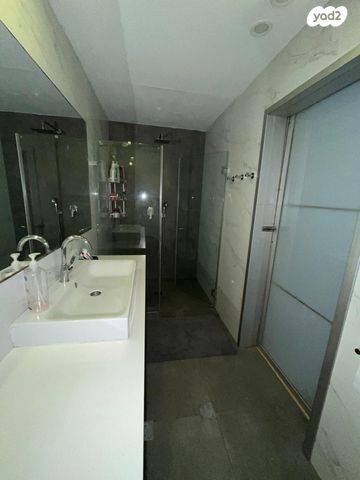 דירת גן, שרה אהרונסון, אזור הבילויים, רמת גן