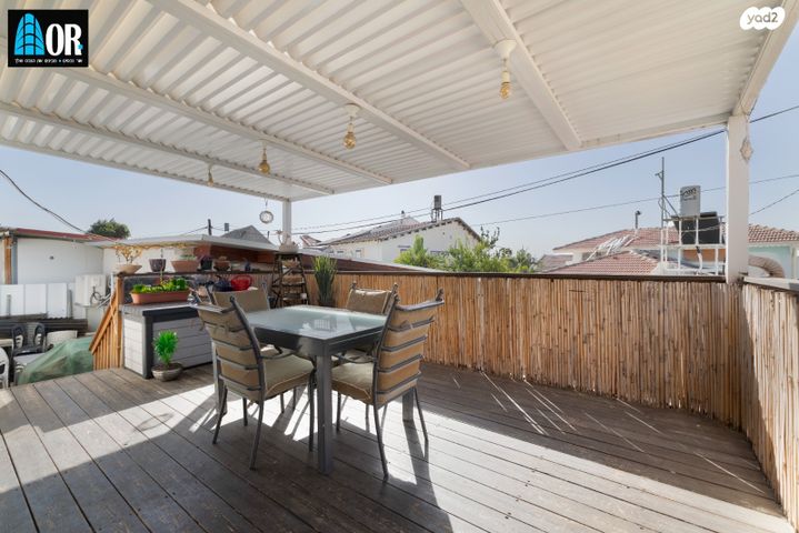 דו משפחתי, יורדי הסירה, שאר העיר, קרית עקרון