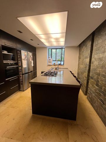 דירת גן, שרה אהרונסון, אזור הבילויים, רמת גן