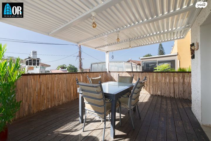 דו משפחתי, יורדי הסירה, שאר העיר, קרית עקרון