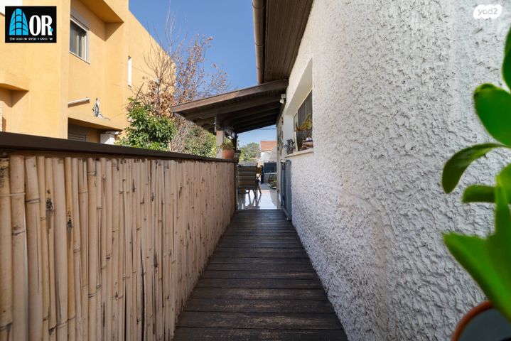 דו משפחתי, יורדי הסירה, שאר העיר, קרית עקרון