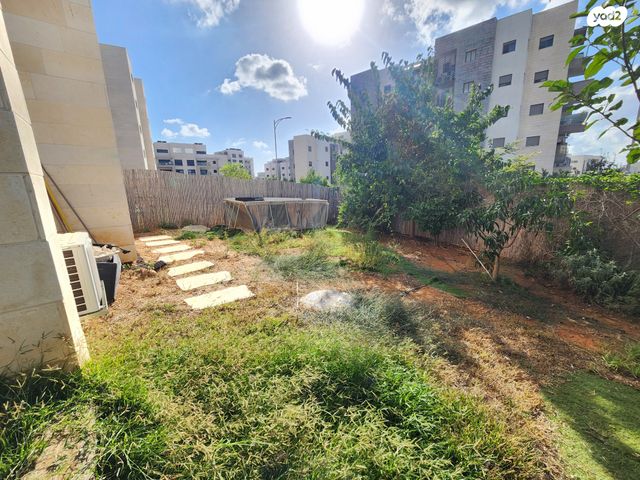 דירת גן, אבני חן, חריש