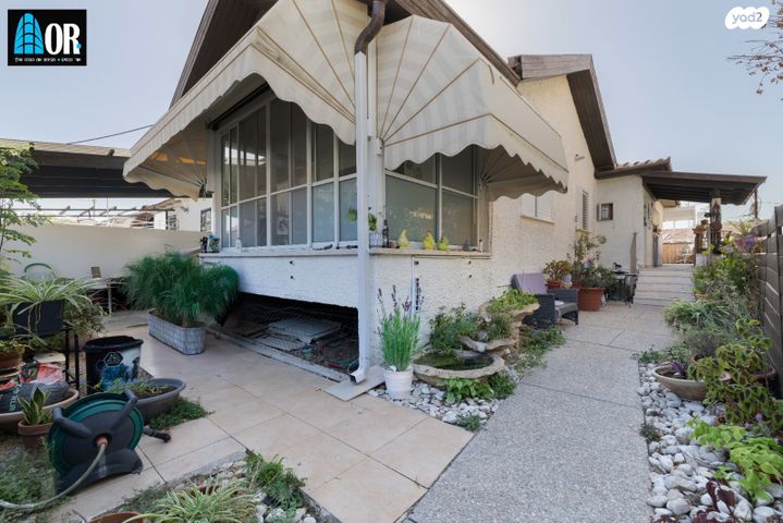 דו משפחתי, יורדי הסירה, שאר העיר, קרית עקרון