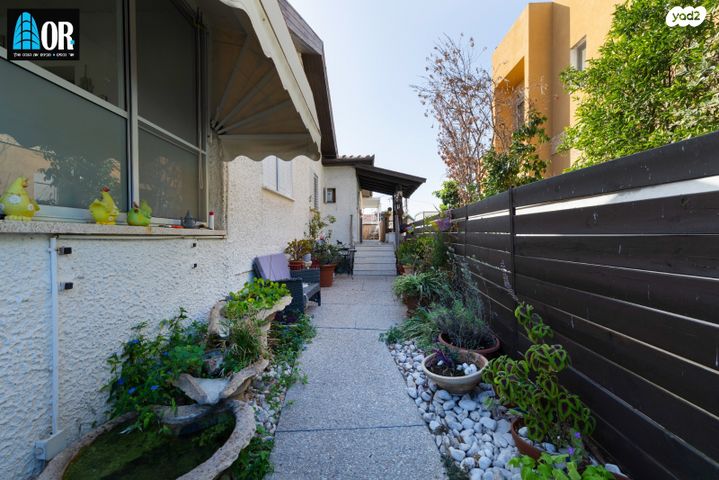 דו משפחתי, יורדי הסירה, שאר העיר, קרית עקרון