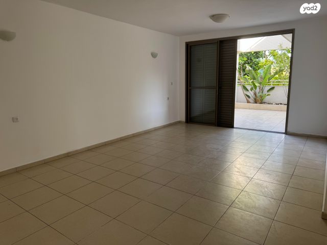 דירה, קרית הפרחים - 2005, רעננה