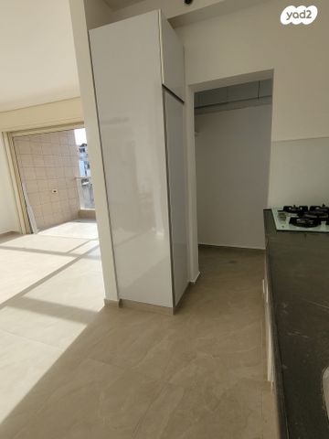 דירה, אהרון קרון, ראשונים, ראשון לציון