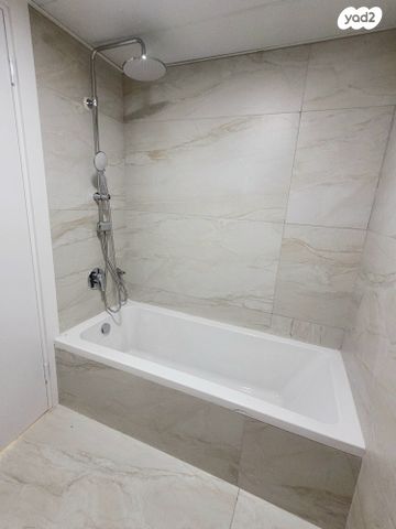 דירה, אהרון קרון, ראשונים, ראשון לציון