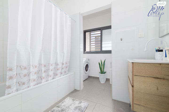 דירה, אורנה פורת, הרקפות, ראשון לציון