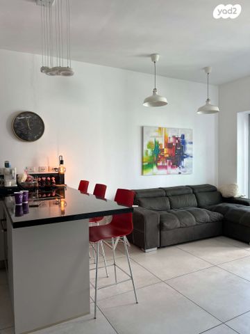 מונטיפיורי, הרכבת