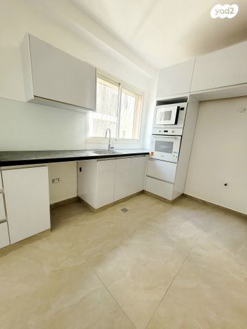 דירה, אהרון קרון, ראשונים, ראשון לציון