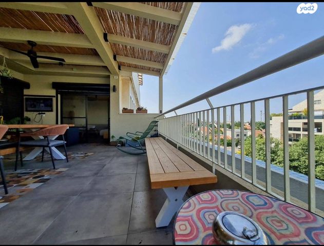 דופלקס, יצחק זיקו גרציאני, הזמר העברי, כפר סבא