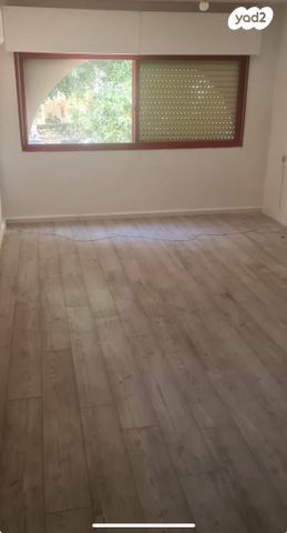 דופלקס, יצחק זיקו גרציאני, הזמר העברי, כפר סבא